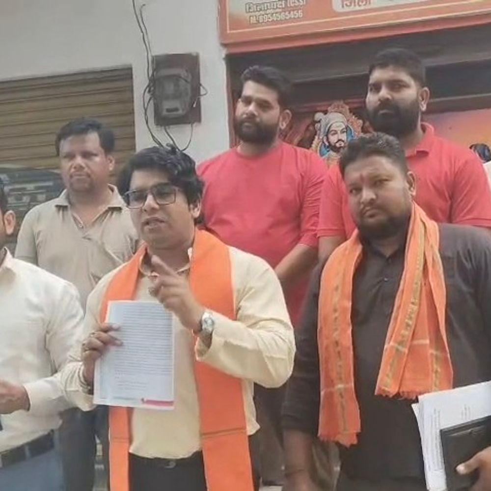 अकबर को महान पढ़ाने पर छिड़ा विवाद:मुजफ्फरनगर में पाठ्यक्रम से अध्याय हटाने की मांग