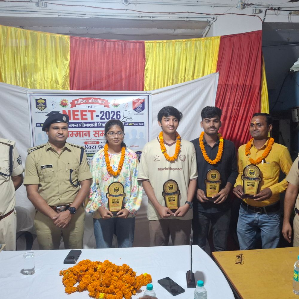 नीट-यूजी में सफल विद्यार्थियों का पुलिस ने किया सम्मान:ढाका थाना परिसर में एसडीपीओ ने दिया सफलता का मंत्र