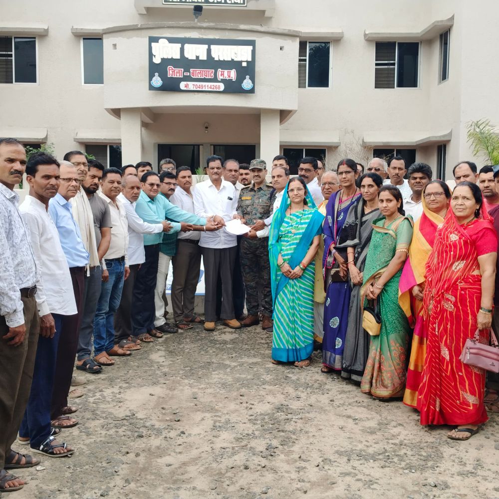 
                 परसवाड़ा में राजाभोज की प्रतिमा तोड़ी:पंवार समाज ने जताया विरोध, असामाजिक तत्वों पर कार्रवाई की मांग 
            