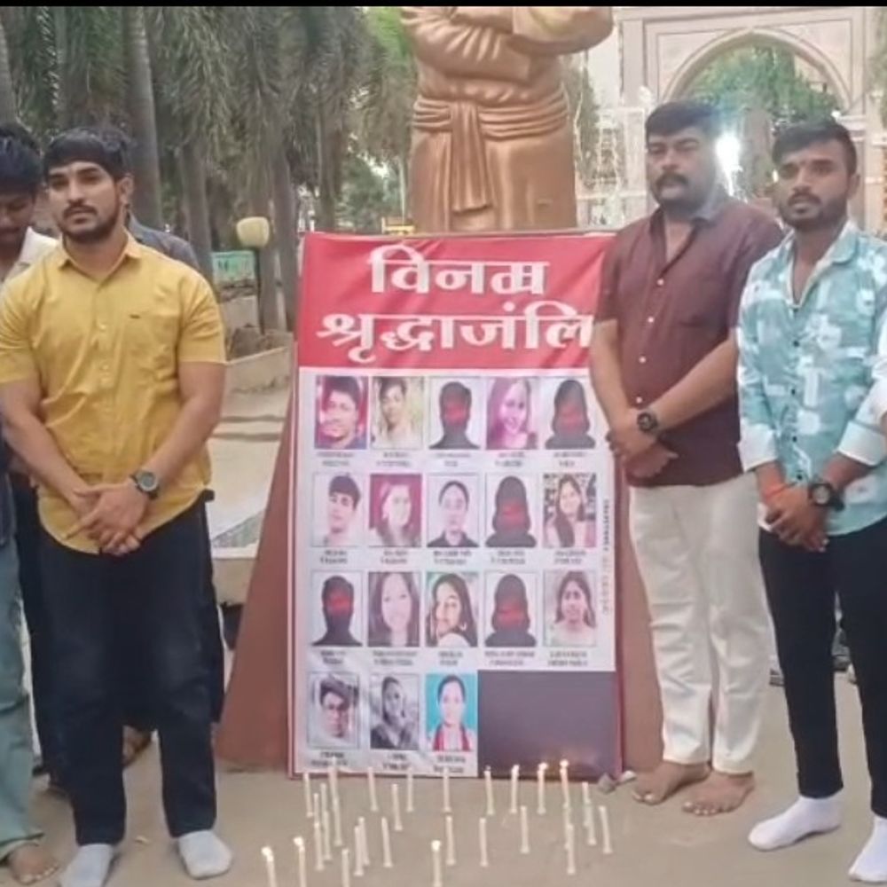 
                 युवा भगत ब्रिगेड ने नीट अभ्यर्थियों को श्रद्धांजलि दी:देवास में सयाजी द्वार पर कैंडल जलाई, दिवंगत विद्यार्थियों को किया याद 
            
