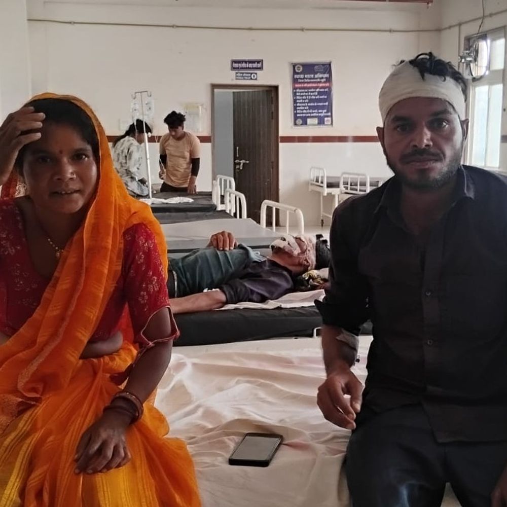
                 कुटीर का सरिया तोड़ने से रोकने पर दंपति को पीटा:शिवपुरी में दो भाइयों ने मिलकर हमला किया; घायल पति-पत्नी के सिर हाथ-पैर में चोट 
            