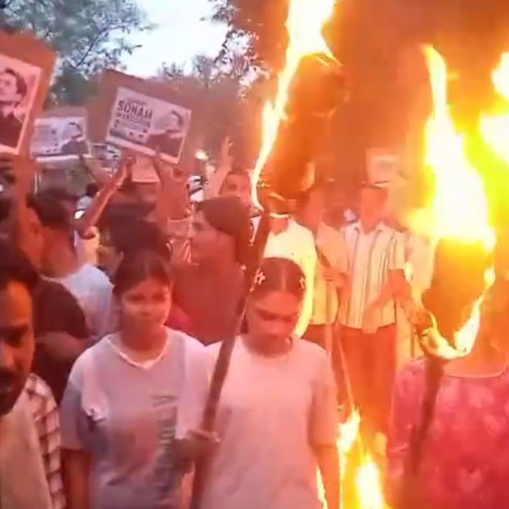 
                 सोनम वांगचुक के समर्थन में युवाओं का मशाल जुलूस:पेपर लीक पर शिक्षा मंत्री के इस्तीफे की मांग, छात्रों में आक्रोश 
            