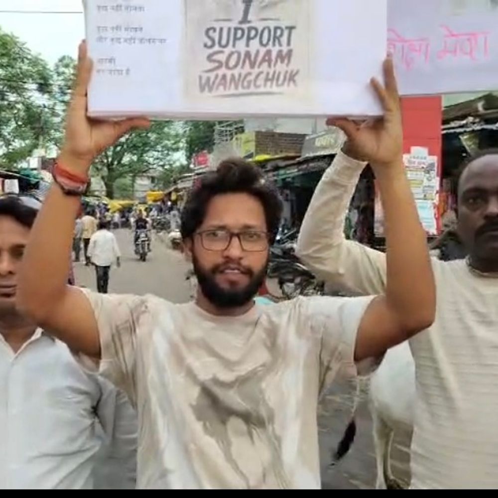 
                 सोनम वांगचुक के समर्थन में बरही में युवाओं का प्रदर्शन:मांगों का किया समर्थन, केंद्रीय शिक्षा मंत्री के इस्तीफे की मांग 
            