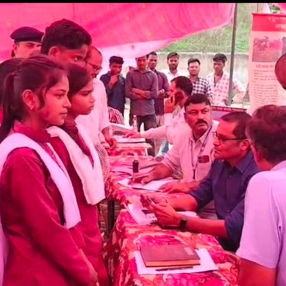 
                 जिला मुख्यालय से 130 किमी दूर लगा हेल्थ कैंप:197 ग्रामीणों का इलाज, कलेक्टर से लोग बोले- 15 गांवों में सड़क-बिजली और पानी नहीं 
            