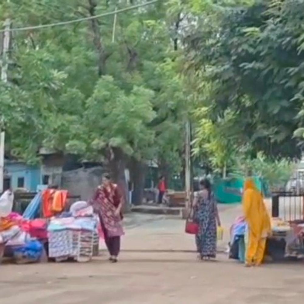 
                 नीमच अस्पताल के अंदर लगी कपड़ों की दुकानें:महिलाएं अक्सर ग्राहकों को लेकर विवाद करती, शिकायत पर कार्रवाई नहीं 
            