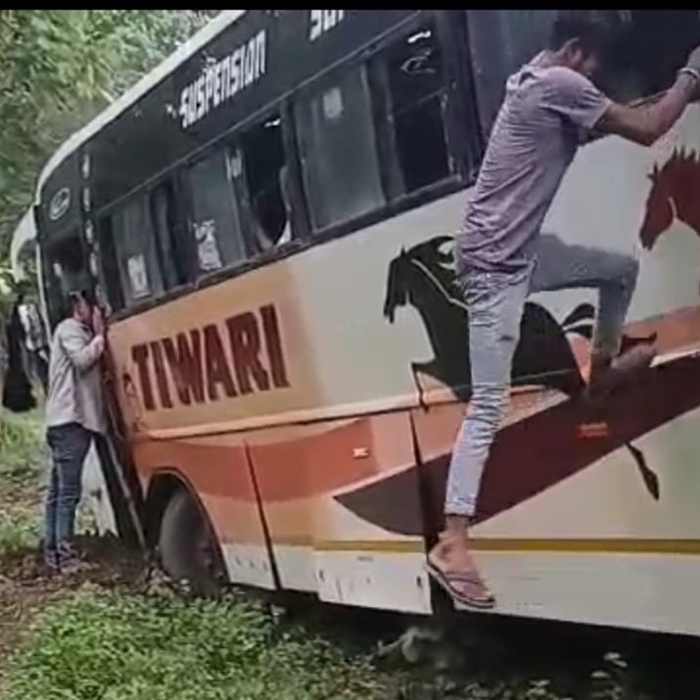 
                 दमोह में क्रासिंग के दौरान बस सड़क में धसी:सभी यात्री सुरक्षित, जबलपुर जा रही थी, सिग्रामपुर के पास हादसा 
            