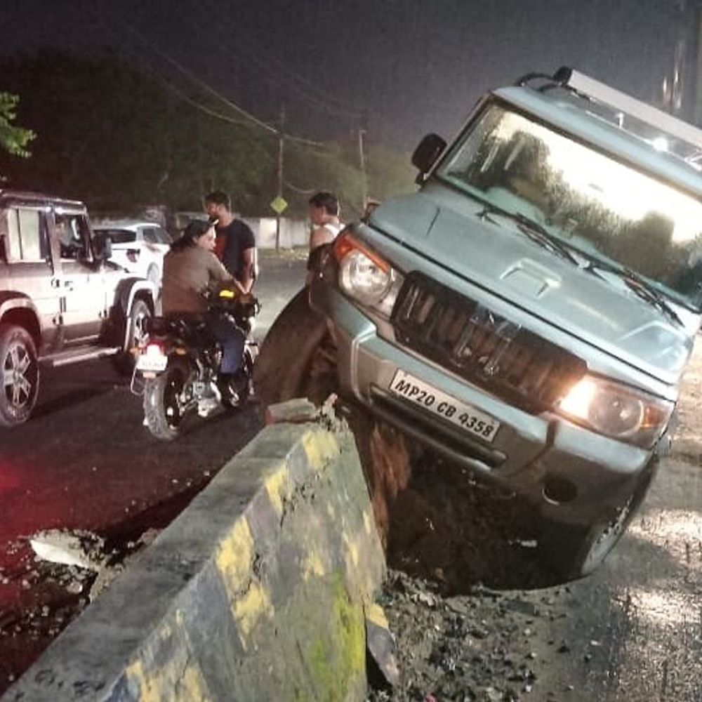 
                 दमोह-जबलपुर मार्ग पर अनियंत्रित बोलेरो डिवाइडर पर चढ़ी:चालक सुरक्षित, स्थानीय लोगों ने की मदद 
            