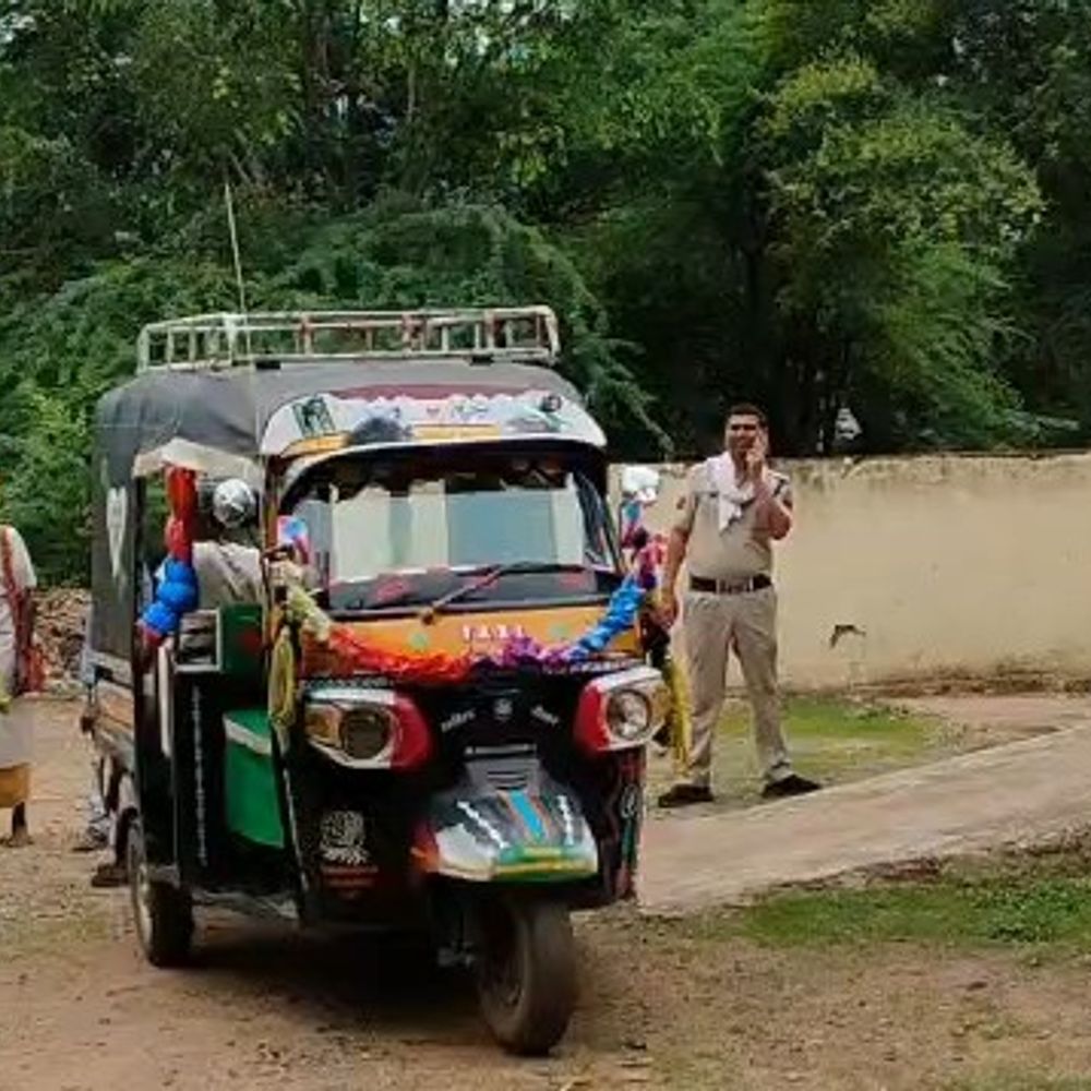 
                 सड़क हादसे में घायल महिला की मौत:परिजन बिना पोस्टमार्टम अंतिम संस्कार कर रहे थे, पुलिस ने रुकवाया 
            
