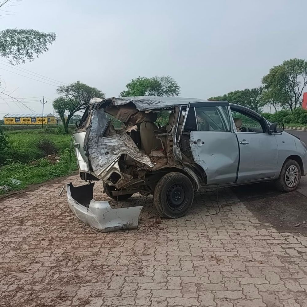 
                 चलती इनोवा का टायर फटा, मिनी से टकराई:सिवनी में ट्रक में बैठे युवक की मौत, तीन लोग घायल 
            