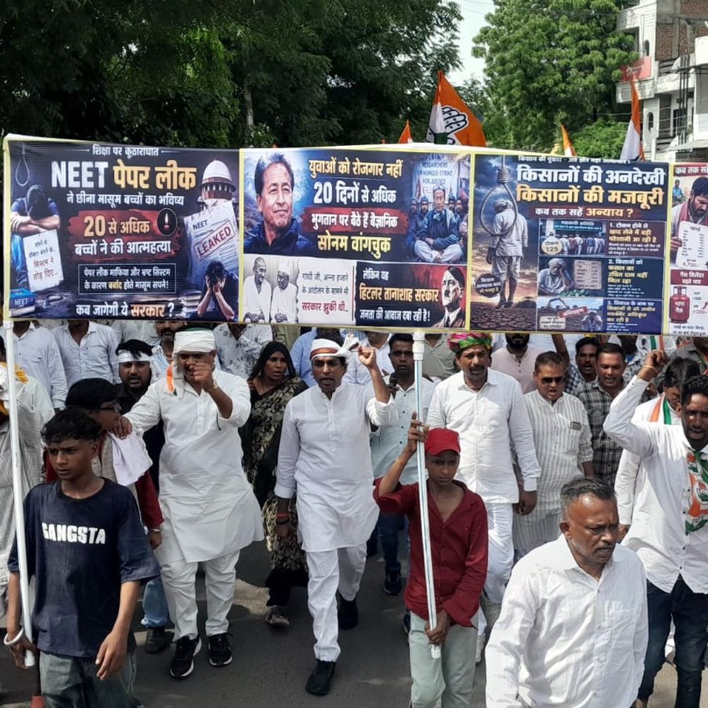 
                 पेटलावद में किसान कांग्रेस ने किया प्रदर्शन:खाद संकट, महंगाई और कृषि नीति पर सरकार पर लगाए आरोप 
            