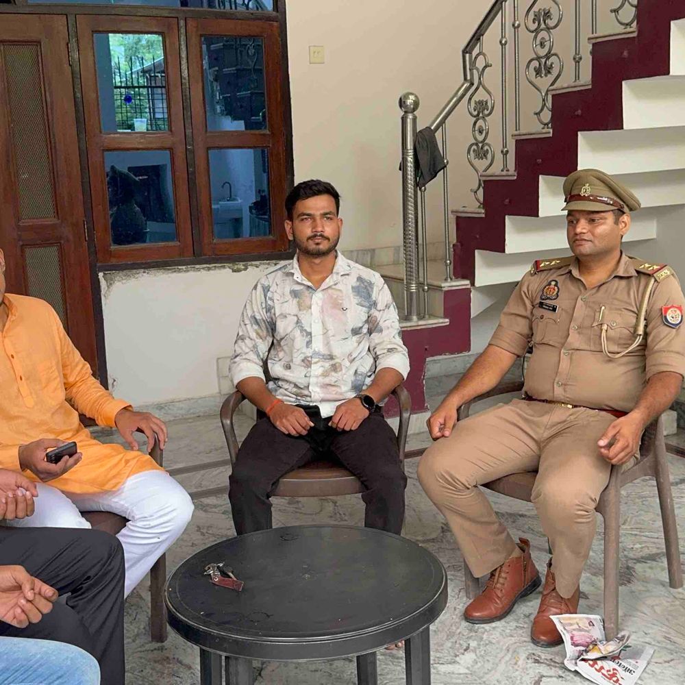 दिल्ली कूच से पहले छात्र नेता आकर्षण यादव नजरबंद:पुलिस ने घर पर ही रोका, शिक्षामंत्री के इस्तीफे की मांग पर अड़े
