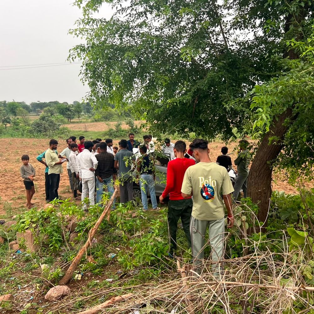 
                 बस का इंतजार कर लोगों को कार ने टक्कर मारी:दो महिलाएं और दो बच्चे घायल; परिजन बोले- ड्राइवर नशे में था 
            