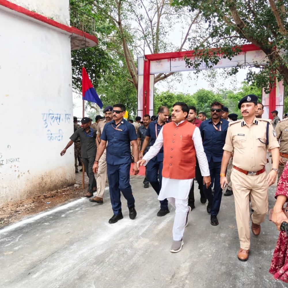 
                 मुख्यमंत्री का काफिला रोका, टीकमगढ़ एसपी का ट्रांसफर:प्रोटोकॉल उल्लंघन के बाद सुधीर अग्रवाल बने नए पुलिस अधीक्षक 
            
