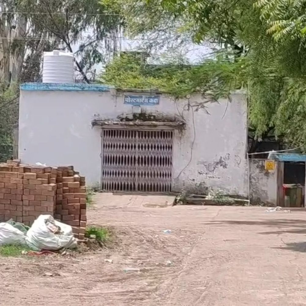 
                 छात्रा से रेप की कोशिश, जहर पिलाने का आरोप:देवास में इलाज के दौरान दम तोड़ा; आरोपी और परिजन घर छोड़कर फरार 
            