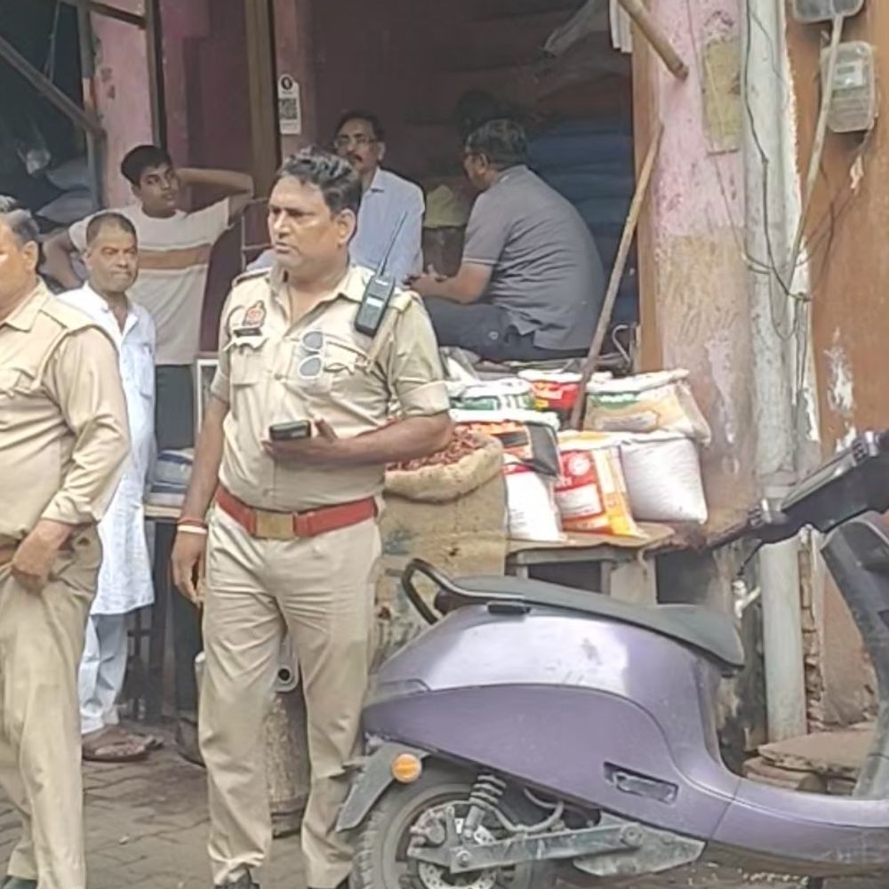 हाथरस में दुकान के विवाद पर दो पक्ष आमने-सामने:शटर लगाने के प्रयास पर विरोध, पुलिस ने संभाली स्थिति