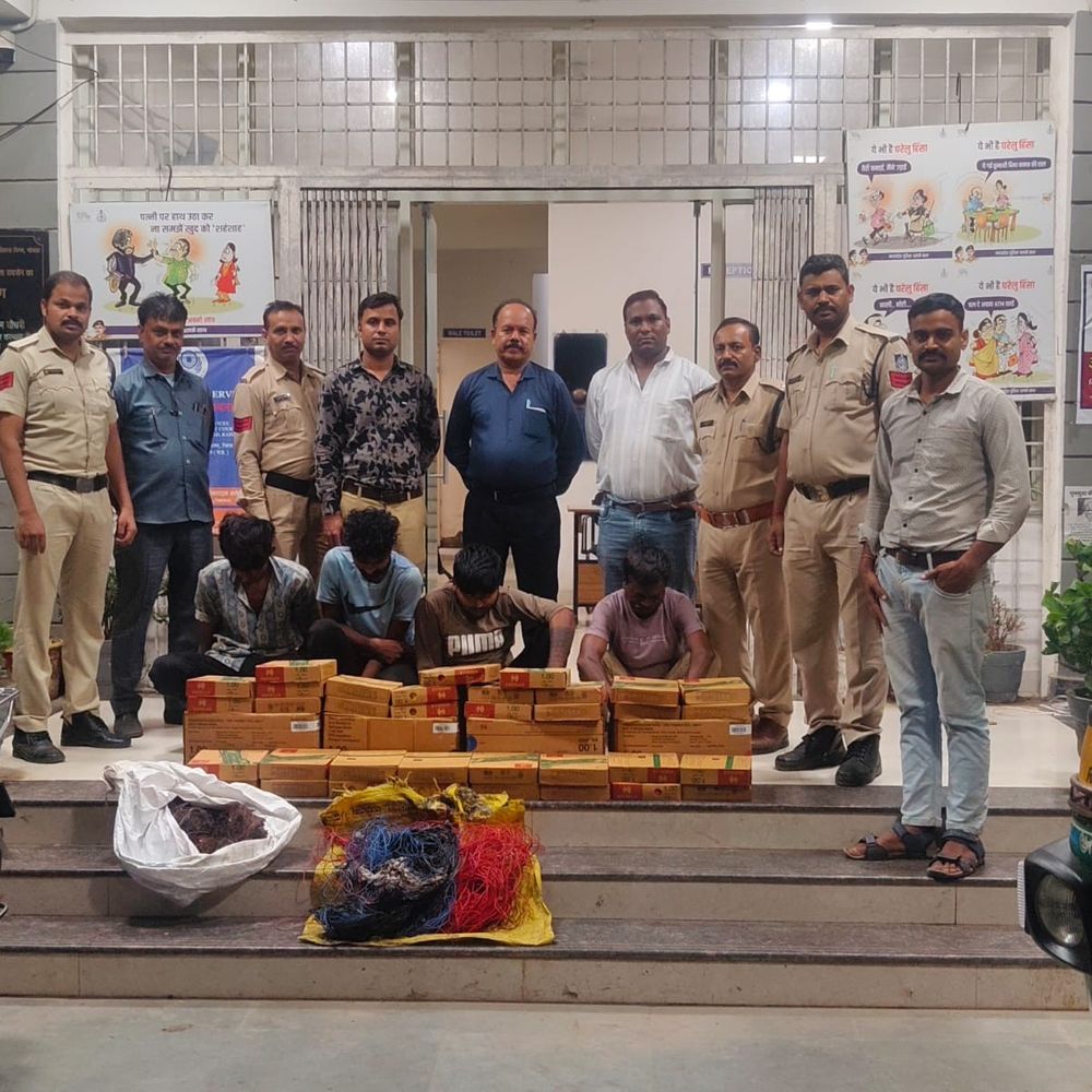 निर्माणाधीन होटल से तांबे के तार चुराने वाले चार गिरफ्तार:6.60 लाख का माल बरामद, तार जलाकर बेचने की कबूली वारदात; ऑटो-बाइक भी जब्त