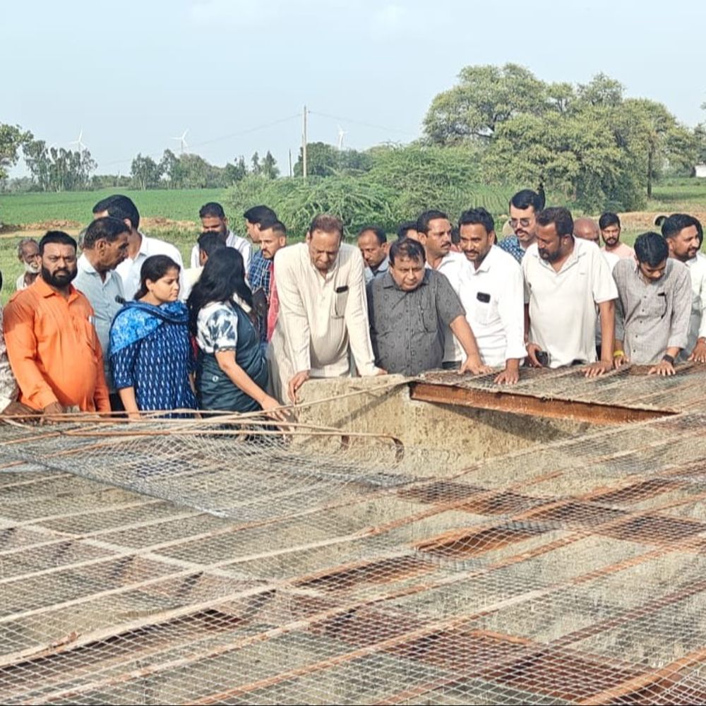 
                 रतलाम में दूषित पानी से 80 लोग बीमार:विधायकऔर अपर कलेक्ट ने गांव पहुंच ग्रामीणों से ली जानकारी; कुएं का पानी पीने से बीमार हुए थे 
            