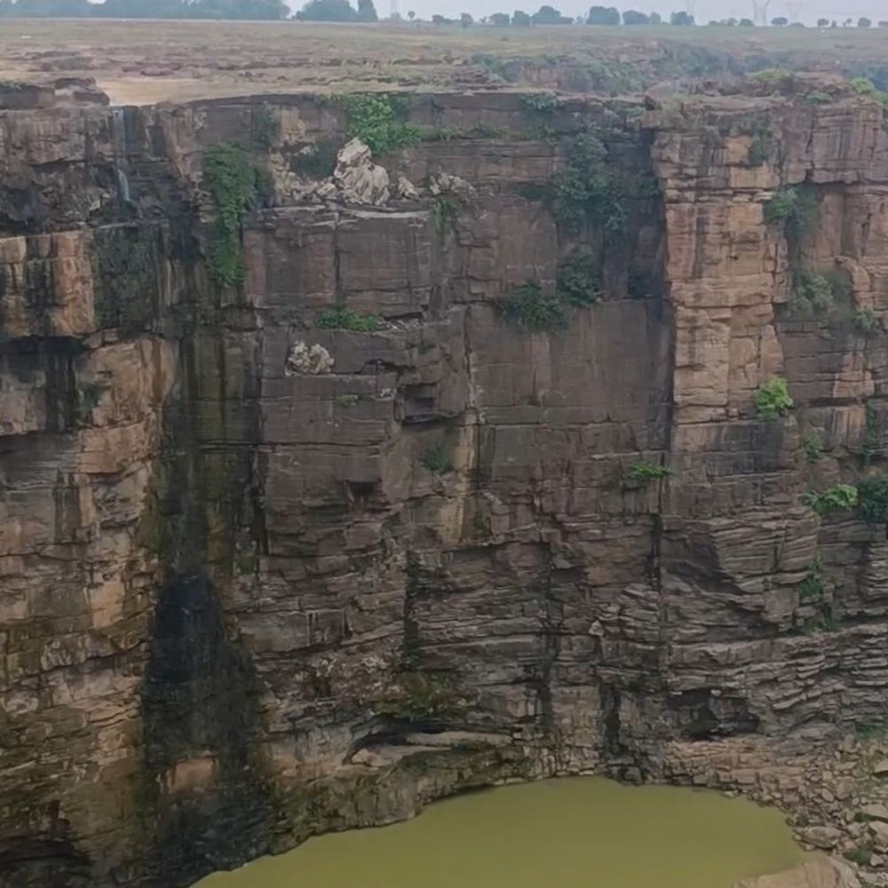
                 मध्य प्रदेश का सबसे ऊंचा बहुती जलप्रपात सूखा:बारिश कम होने से थमी 650 फीट ऊंची जलधारा, पर्यटक निराश होकर लौटे 
            