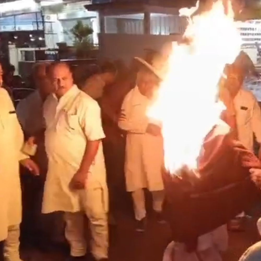 
                 किसान कांग्रेस ने केंद्रीय मंत्री शिवराज चौहान का पुतला फूंका:खाद संकट और ई-टोकन व्यवस्था के विरोध में प्रदर्शन; पुलिस ने पुतले पर पानी डाला 
            