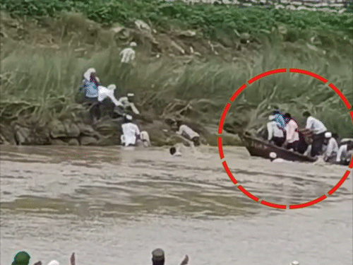 बिहार में 40 लोगों से भरी नाव नदी में पलटी,VIDEO:कब्रिस्तान से लौट रहे थे; लोग बोले- 15 की क्षमता थी, नाव वाले ने जबरदस्ती बैठाया