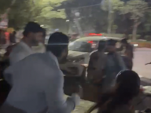 
                 इंदौर में तेज रफ्तार कार चाय की गुमटी में घुसी:रिवर्स लेते समय दो बाइक टकराईं, पुलिस ड्राइवर की तलाश में जुटी 
            