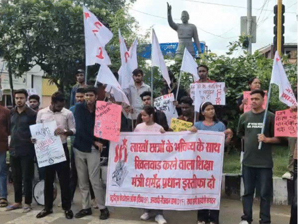 
                 सोनम वांगचुक के समर्थन में भोपाल में प्रदर्शन:SFI ने निकाली रैली, कहा- दोषियों को सजा जरूरी, दूसरे छात्र गुट सोमवार से भूख हड़ताल करेंगे 
            
