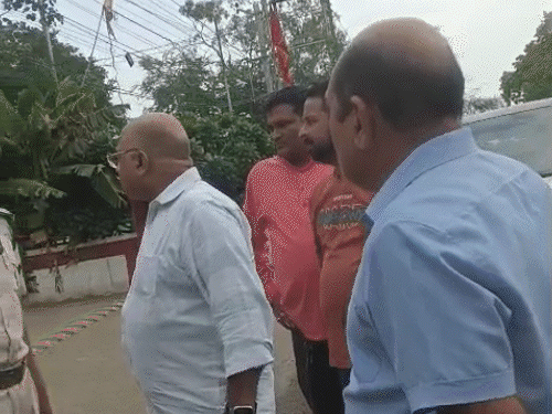 
                 BJP जिला उपाध्यक्ष और ट्रैफिक टीआई के बीच बहस: VIDEO:हेलमेट चेकिंग को लेकर कंट्रोल रूम तिराहे पर हाई-वोल्टेज ड्रामा, मंडल अध्यक्ष की गाड़ी पकड़ाने पर विवाद 
            