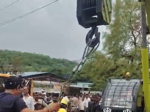 
                 ग्वालियर में पहाड़ी किनारे 15 फीट ऊंची दीवार गिरी:पुलिस और बचाव दल मौके पर पहुंचा, दो लोगों को मलबे से बाहर निकाला गया 
            