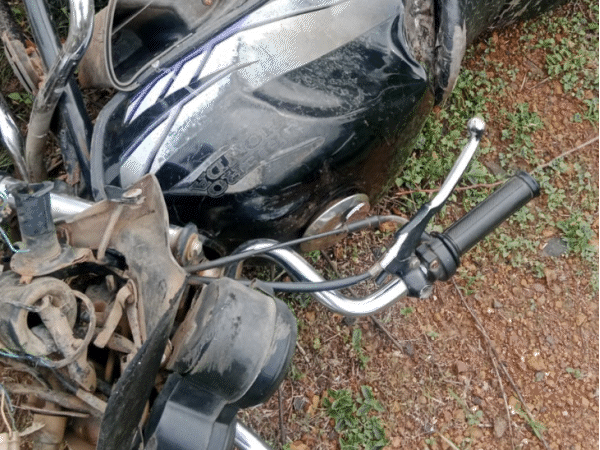 
                 NH-46 पर कार की बाइक में टक्कर, 3 की मौत:गुना में 7 साल के मासूम समेत माता-पिता ने दम तोड़ा; ग्वालियर की तरफ से आ रहे थे 
            