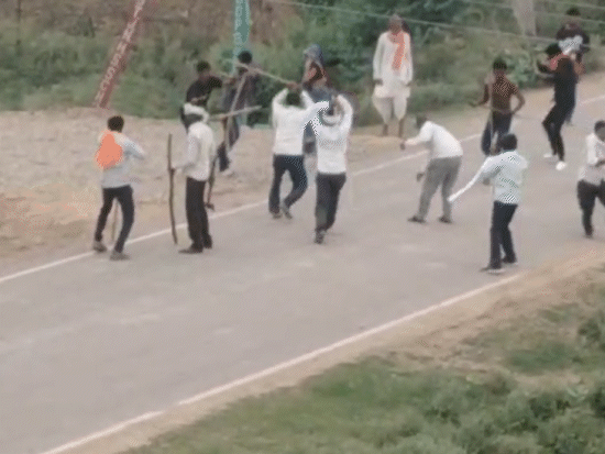 
                 बीच सड़क पर खड़े होकर लाठी-डंडों से पीटा, VIDEO:मुरैना में विवाद का मामला; दोनों पक्षों के 3-3 लोग घायल, क्रॉस FIR दर्ज 
            