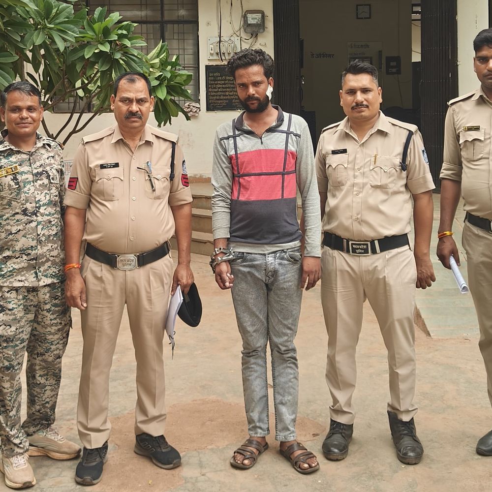 
                 शिवपुरी में महिला से रेप का फरार आरोपी पड़ोसी गिरफ्तार:जान-पहचान का फायदा उठाकर की थी वारदात, पुलिस ने घेराबंदी कर दबोचा 
            