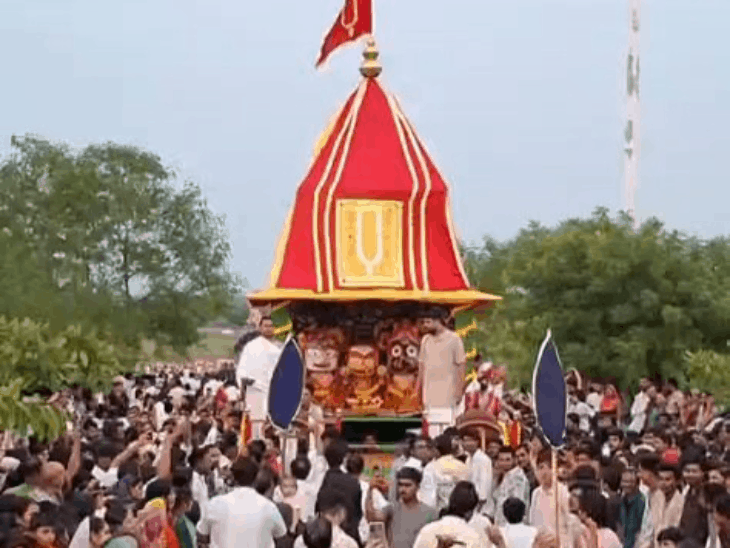 
                 खरगोन में जगन्नाथ रथयात्रा, 5000 भक्त हुए शामिल:भगवान ने वृंदावन की केसरिया पोशाक में दिए दर्शन, 2 किमी भ्रमण 
            