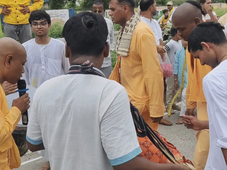
                 56 भोग के बाद निकली भगवान जगन्नाथ की रथयात्रा:वृंदावन की भजन मंडली पर झूमे श्रद्धालु, पुरी की तर्ज पर रस्सों से खींचा रथ 
            