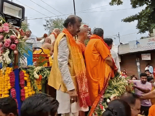 
                 हरे कृष्ण के जयघोष से गूंजा इंदौर:भगवान जगन्नाथ के रथ के साथ उमड़ा जनसैलाब; ड्रोन से बरसे फूल 
            