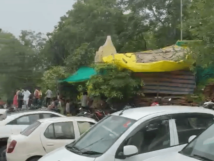 
                 सलकनपुर मंदिर मार्ग में 2 घंटे रुकी रहीं गाड़ियां:गुप्त नवरात्रि पर माता के दर्शन करने पहुंच रहे लोग 
            