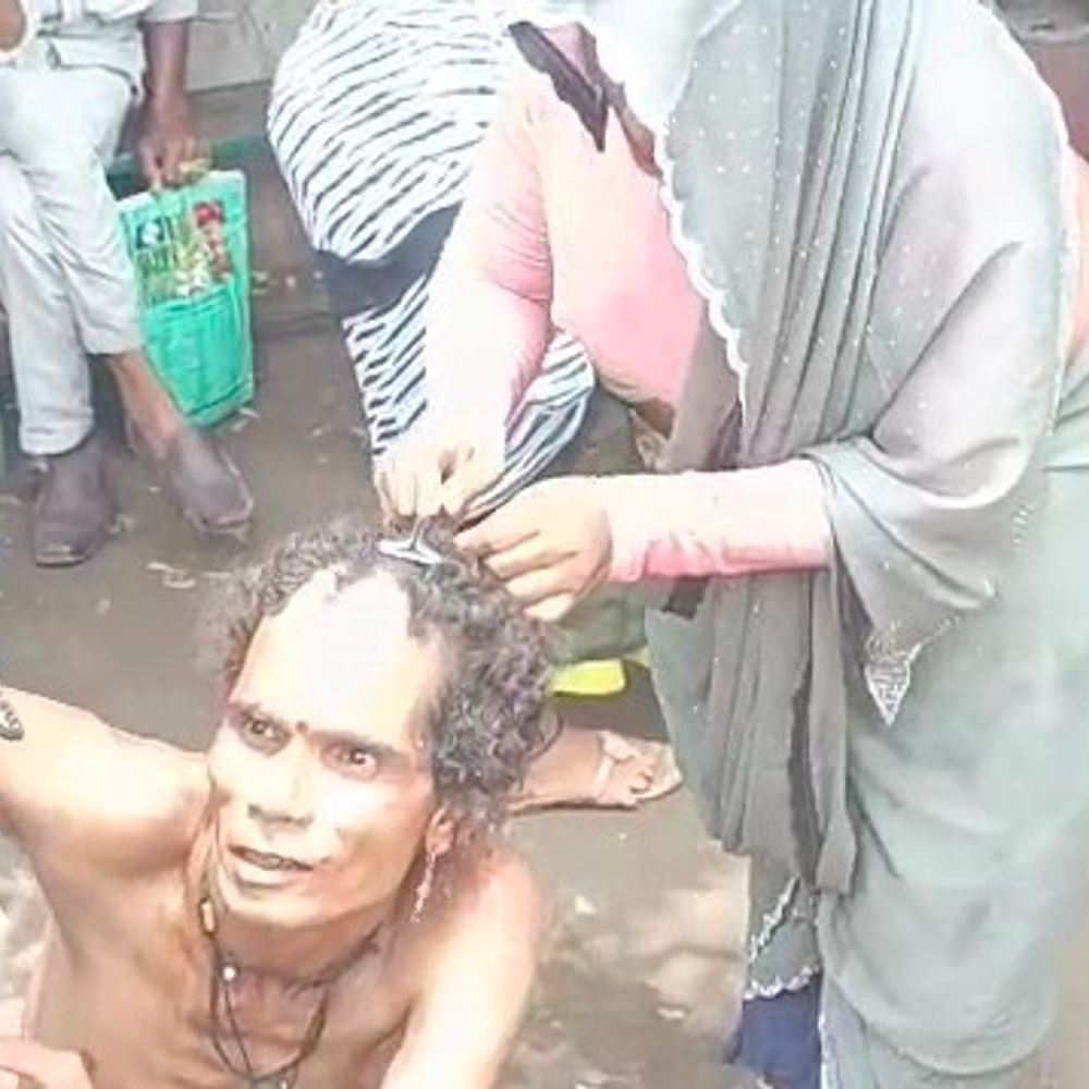 
                 गाडरवारा में फर्जी किन्नर पकड़ा, सरेराह मुंडन-कपड़े उतरवाए:किन्नरों के समूह ने पीटा, कई दिनों से लोगों से पैसे ले रहा था 
            