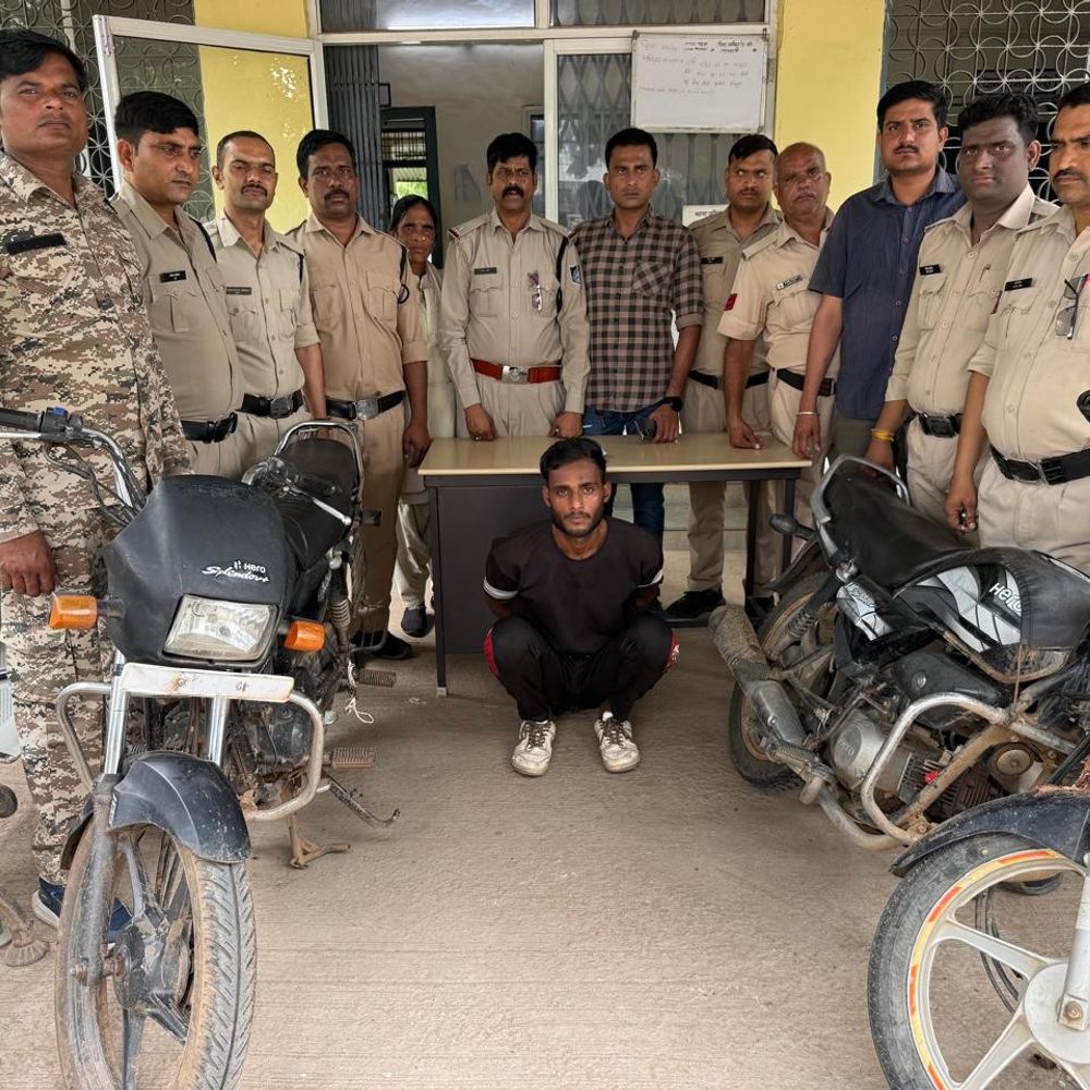 
                 शिवपुरी में बाइक चोर निकला मंगलसूत्र झपटमार, एक आरोपी गिरफ्तार:पूछताछ में दो वारदातें कबूलीं, चोरी की दो बाइक और सोने का मंगलसूत्र बरामद 
            