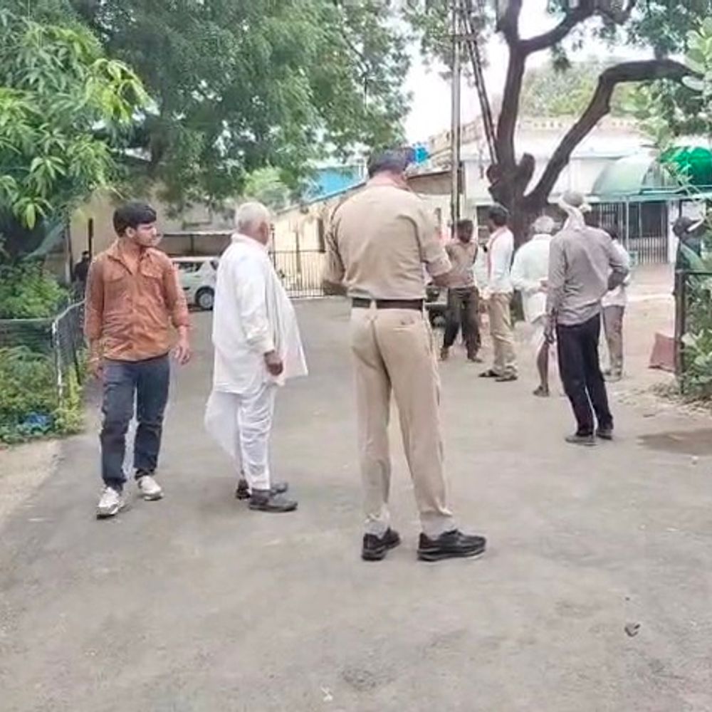 
                 युवक की संदिग्ध परिस्थितियों में मौत:खेत में काम करते समय बिगड़ी तबीयत, अस्पताल ले जाते समय तोड़ा दम 
            