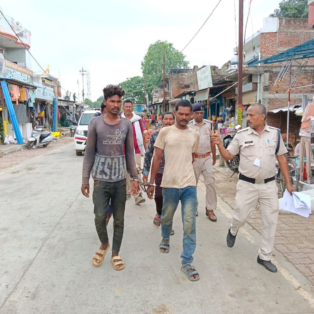 
                 छात्रा से छेड़छाड़-मारपीट मामले में 2 आरोपी गिरफ्तार:मैहर पुलिस ने एक आरोपी का कस्बे में निकाला जुलूस; नाबालिग को किशोर बोर्ड भेजा 
            