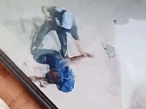 लुधियाना में बुजुर्ग पर हमला, मोबाइल छीनकर बदमाश फरार,VIDEO:दातर से किए सिर-बाजू पर वार; गंभीर हालत में PGI रेफर