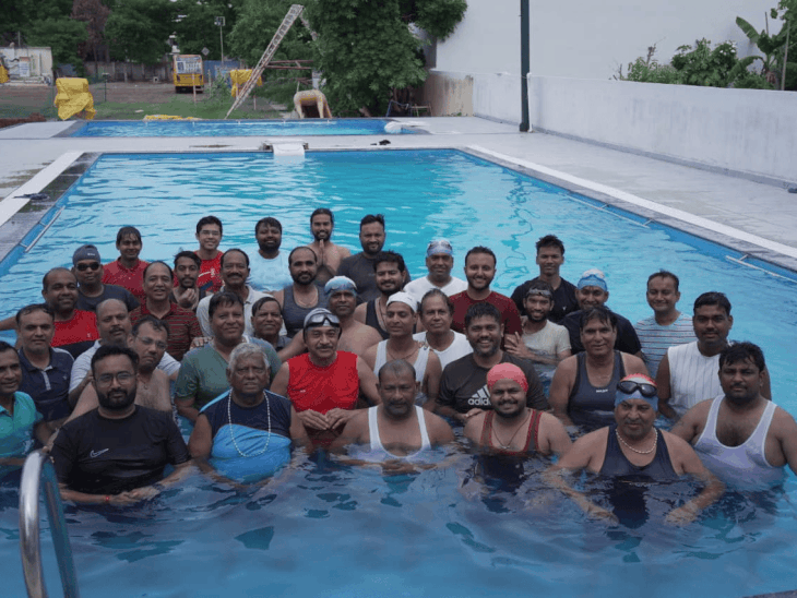 
                 खरगोन में पहली बार 100 लोगों ने किया जल योग:तीन घंटे के शिविर में 10 गतिविधियां, जोड़ों के दर्द और तनाव से राहत का संदेश मिला 
            