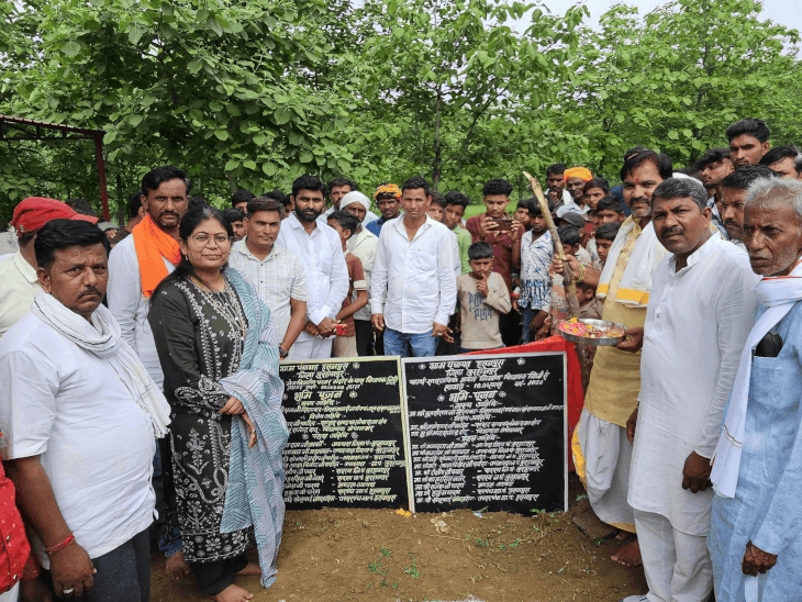 
                 नेपानगर में 57 लाख के तीन विकास कार्यों का भूमिपूजन:अटल सेवा सदन, मंगल भवन और डोम बनेंगे, विधायक ने पौधारोपण कर दिया संरक्षण का संदेश 
            