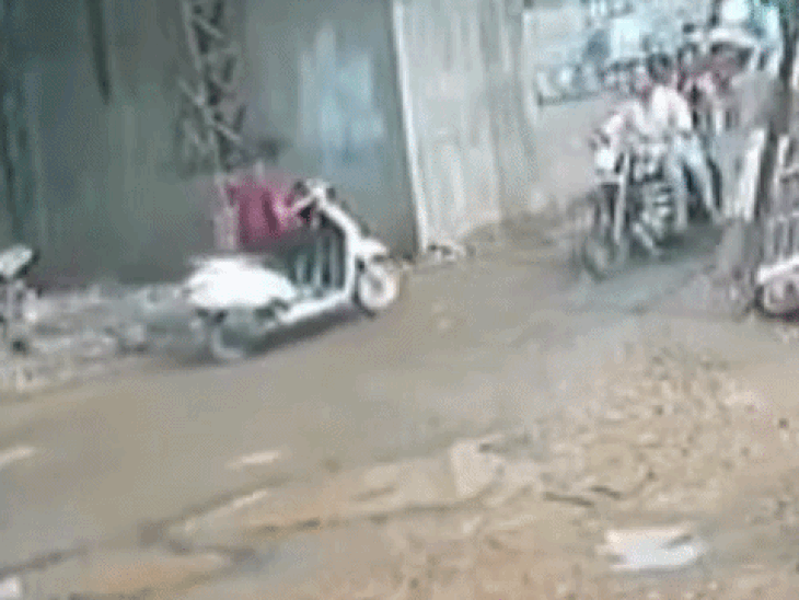 
                 निर्माणाधीन ओवरब्रिज से कार पर गिरा पिलर:सिवनी में गाड़ी क्षतिग्रस्त, सुरक्षा के पुख्ता इंतजाम नहीं 
            