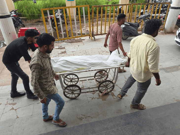 
                 छतरपुर में घरेलू कलह से परेशान बुजुर्ग ने जहर खाया:बेटे-बहू के विवाद के बीच उठाया कदम, इलाज के दौरान मौत; पुलिस जांच में जुटी 
            