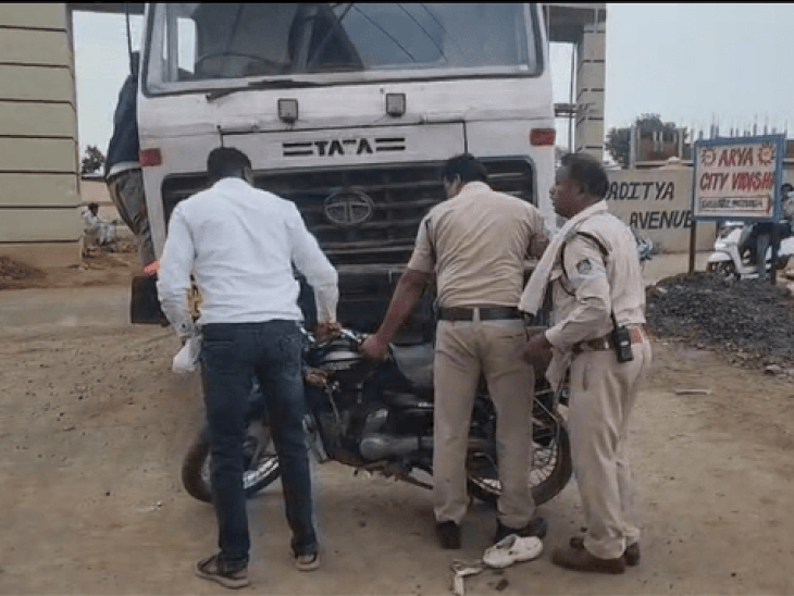 निर्माणाधीन स्कूल से निकले डंपर ने किशोर की जान ली:विदिशा में बाइक सवार की मौत के बाद हंगामा, डंपर जब्त