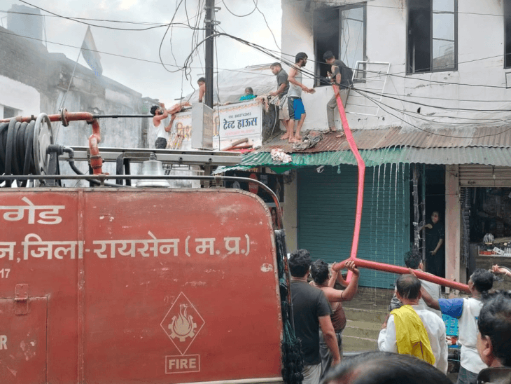 
                 रायसेन में जनरल स्टोर, गोदाम और मकान में आग लगी:खिड़की तोड़कर पिता-पुत्र ने बचाई जान, गंभीर झुलसी महिला भोपाल रेफर; लाखों का नुकसान 
            