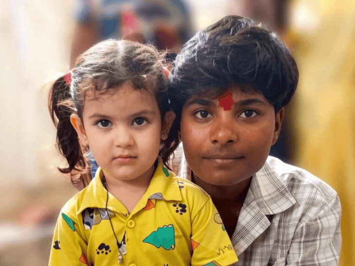 
                 अंतरराष्ट्रीय क्रिकेटर क्रांति गौड़ रायसेन पहुंचीं:सियरमऊ में रिश्तेदारों से मिलीं; लॉर्ड्स ऑनर्स बोर्ड में नाम दर्ज करा चुकीं 
            