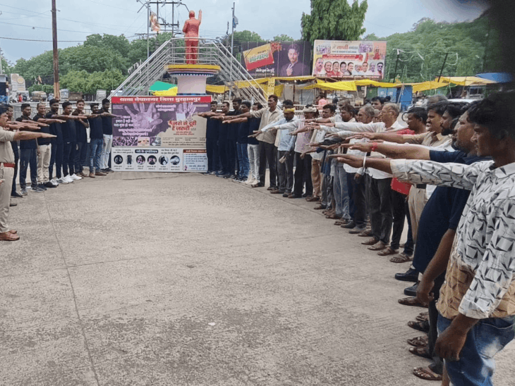 
                 नेपानगर में नशामुक्ति के लिए पुलिस की बाइक जागरूकता रैली:हाट बाजार पहुंचे ग्रामीणों को दिलाई शपथ, 30 जुलाई तक चलेगा नशे से दूरी अभियान 2.0 
            