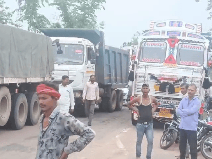 
                 ओवरब्रिज नहीं बनने पर ग्रामीणों ने हाईवे जाम किया:मिट्टी डालकर रास्ता बंद करने का आरोप, वाहनों की लंबी कतारें; उग्र आंदोलन की चेतावनी 
            