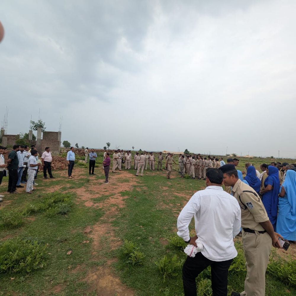 
                 श्योपुर में महिला 50 फीट ऊंचे बीएसएनएल टावर पर चढ़ी:जमीन सीमांकन को लेकर प्रशासन से नाराज, कार्रवाई के आश्वासन पर भी नहीं उतरी 
            